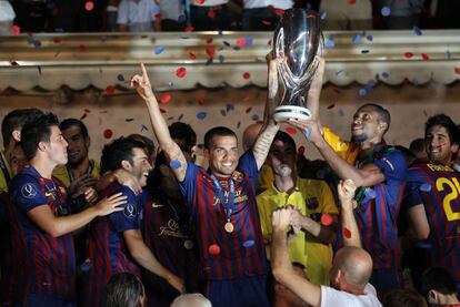 Dani Alves y el resto de sus compañeros con la Supercopa.