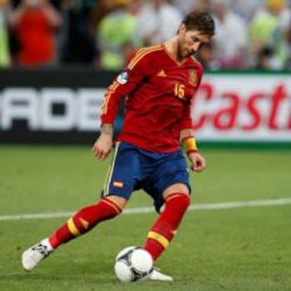 Sergio Ramos tira el cuarto penalti en el partido de España contra Portugal