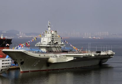 O &#039;Liaoning&#039;, o primeiro porta-avi&otilde;es chin&ecirc;s no porto de Dalian.