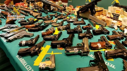 Parte de las armas cortas intervenidas por la Guardia Civil en la operación. 