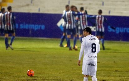 El jugador del Huesca Eugeni Valderrama, tras un gol del Alcoyano, en la anterior ronda de la Copa del Rey.