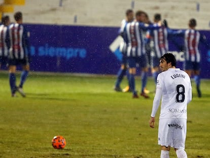 El jugador del Huesca Eugeni Valderrama, tras un gol del Alcoyano, en la anterior ronda de la Copa del Rey.