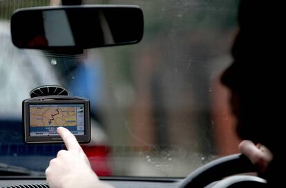 Un conductor usando un gps de la firma TomTom.