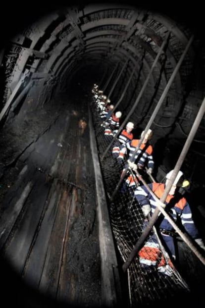 Descent into the Pozo Sotón mine in San Martín del Rey Aurelio.