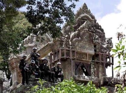 Soldados camboyanos custodian el templo de Preah Vihear.