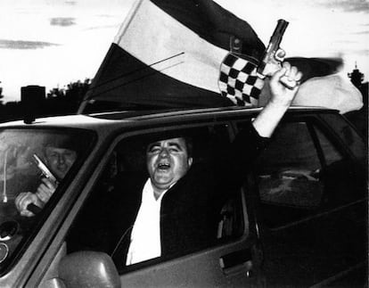 Civiles croatas ondean la bandera nacional mientras disparan pistolas desde un coche, poco después de declararse la independencia de Croacia de Yugoslavia en 1991.