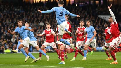 John Stones marca el segundo gol del Manchester City en el partido de la Premier League ante el Arsenal, en Manchester este miércoles.