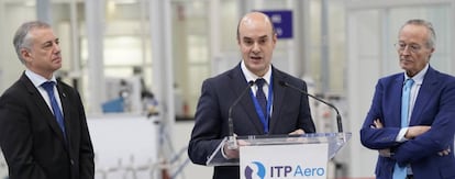 El lehendakari Iñigo Urkullu con Carlos Alzola y Josep Piqué, director general y presidente de ITP Aero, respectivamente, en la inauguración del centro de Derio (Bizkaia).