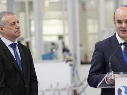 El lehendakari Iñigo Urkullu con Carlos Alzola y Josep Piqué, director general y presidente de ITP Aero, respectivamente, en la inauguración del centro de Derio (Bizkaia).