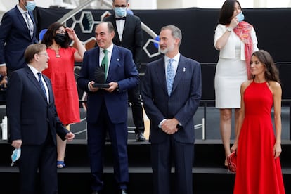 El rey Felipe VI y la reina Letizia, con Ximo Puig y el premiado Ignacio Galán, en Valencia.