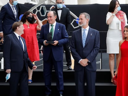El rey Felipe VI y la reina Letizia, con Ximo Puig y el premiado Ignacio Galán, en Valencia.