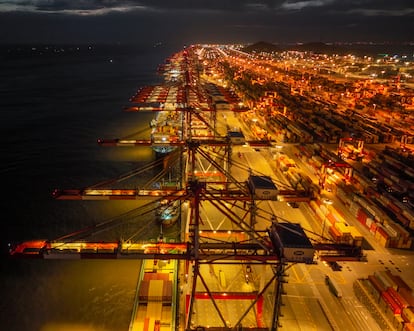 Vista nocturna de un muelle del puerto de Shanghi Yangshan en Shanghi (China), el pasado mes de julio.