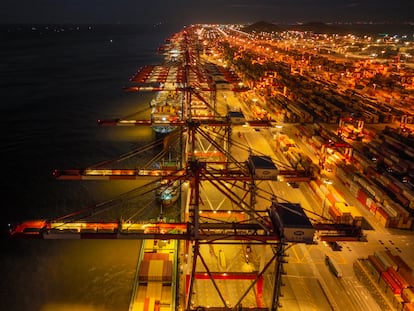 Vista nocturna de un muelle del puerto de Shanghái Yangshan en Shanghái (China), el pasado mes de julio.
