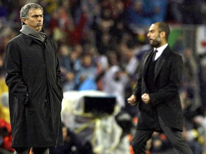 Mourinho y Guardiola, tras la consecución del segundo tanto del Barça.