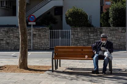 Un senyor en un banc, a Igualada.