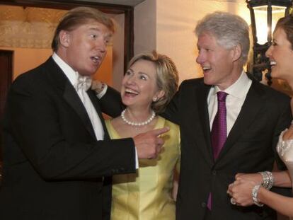 Donald Trump, Hillary y Bill Clinton y Melania Trump, en 2005 en la boda de los Trump. 