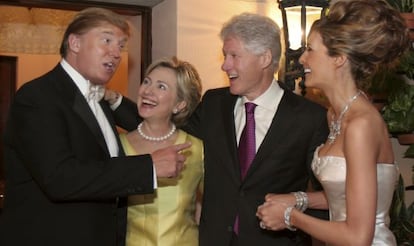 Donald Trump, Hillary y Bill Clinton y Melania Trump, en 2005 en la boda de los Trump. 