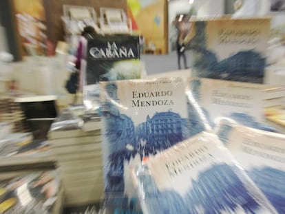 Libros de Eduardo Mendoza, premio Cervantes, en la FIL de Guadalajara (México).