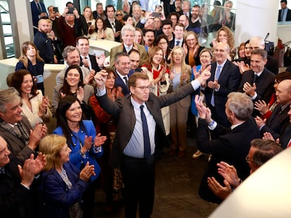 Alberto Núñez Feijóo recibe los aplausos de los populares en la sede de Génova.