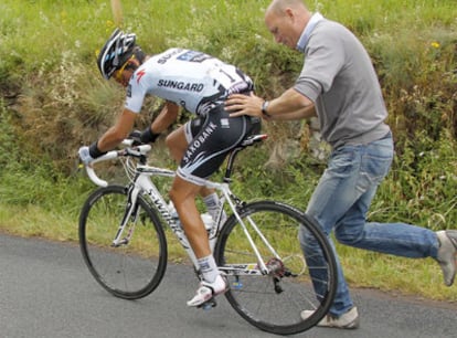 Riis empuja a Contador tras la caída en la etapa de ayer.