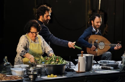 Una imagen del espectáculo, con la madre del coreógrafo cocinando en el escenario del Mercat.