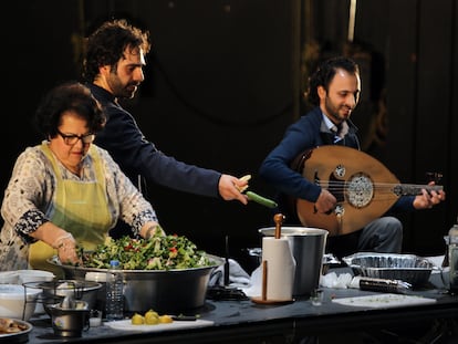 Una imagen del espectáculo, con la madre del coreógrafo cocinando en el escenario del Mercat.