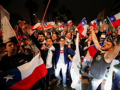 Un grupo de jóvenes festeja el triunfo de la opción por el 'Rechazo', en septiembre de 2022.