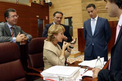 López Viejo (segundo por la derecha) observa a Aguirre en presencia de Granados, Prada y Güemes en la Asamblea de Madrid en 2006.
