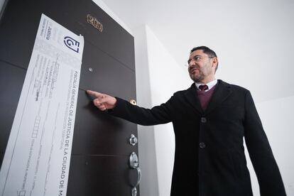 El jefe de Gobierno de Ciudad de México, Martí Batres, afuera de un conjunto de departamentos asegurados al Cartel Inmobiliario, en la alcaldía Beniro Juárez, el pasado 6 de diciembre de 2023.