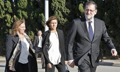 Rajoy llega al tanatorio con su esposa y Cospedal.