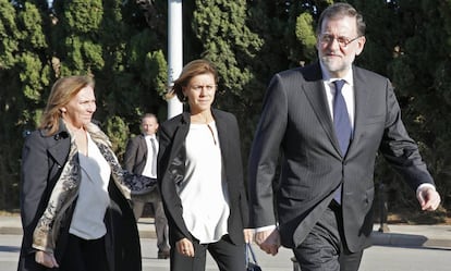 Rajoy llega al tanatorio con su esposa y Cospedal.