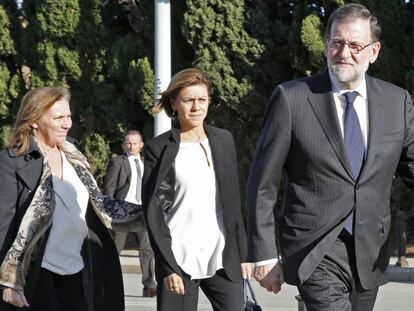 Rajoy llega al tanatorio con su esposa y Cospedal.