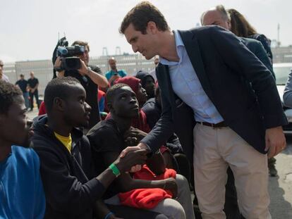 Pablo Casado durante su visita ayer al puerto de Algeciras.