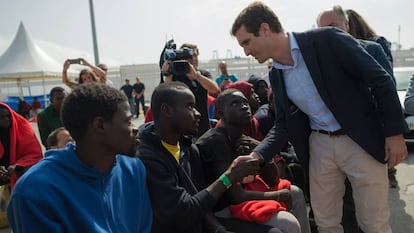 Pablo Casado durante su visita ayer al puerto de Algeciras.