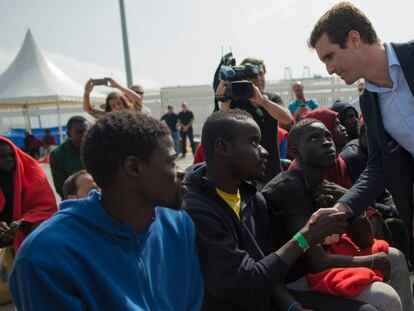 Pablo Casado durante su visita ayer al puerto de Algeciras.