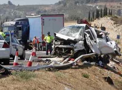 Accidente en la  A3, donde han fallecido seis personas al chocar un camión contra una furgoneta.