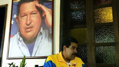 Maduro, en Barinas junto a una foto de Ch&aacute;vez.