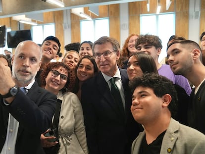 El líder del PP, Alberto Núñez Feijóo, tras un diálogo con el jefe de Gobierno de la ciudad autónoma de Buenos Aires, Horacio Rodríguez Larreta, en la capital argentina, este lunes.