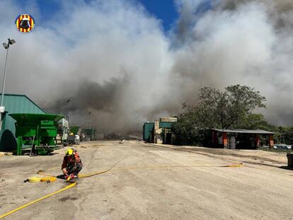 El incendio de la planta de Requena, en una imagen del 16 de abril del Consorcio de Bomberos.