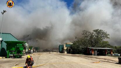 El incendio de la planta de Requena, en una imagen del 16 de abril del Consorcio de Bomberos.