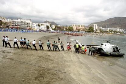 Un helicóptero de la Guardia Civil cayo al mar a causa de un fallo mecánico. Los tripulantes resultaron ilesos.