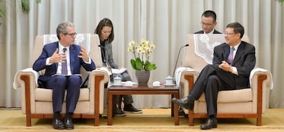 El presidente de Inditex, Pablo Isla, durante su conversaci&oacute;n con el ministro chino de Protecci&oacute;n Medioambiental, Chen Ji Ning.