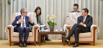 El presidente de Inditex, Pablo Isla, durante su conversación con el ministro chino de Protección Medioambiental, Chen Ji Ning.