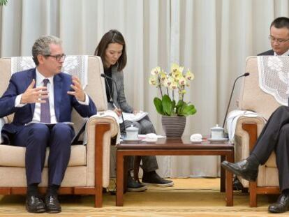 El presidente de Inditex, Pablo Isla, durante su conversaci&oacute;n con el ministro chino de Protecci&oacute;n Medioambiental, Chen Ji Ning.