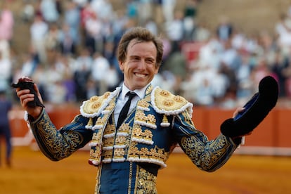 Román pasea la oreja de su primer toro.