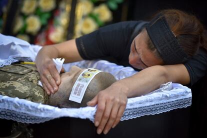 Las fuerzas rusas han expulsado a las tropas ucranias del centro de Severodonetsk, ciudad clave para que Moscú se asegure el control de la región de Donbás, al este de Ucrania y de mayoría prorrusa, según ha reconocido este lunes el Estado Mayor General de las Fuerzas Armadas de Ucrania. En la imagen, escenas de dolor durante el funeral por el militar ucranio Oleksandr Synelnykov en el monasterio de las Cúpulas Doradas de San Miguel, en Kiev, el pasado domingo.