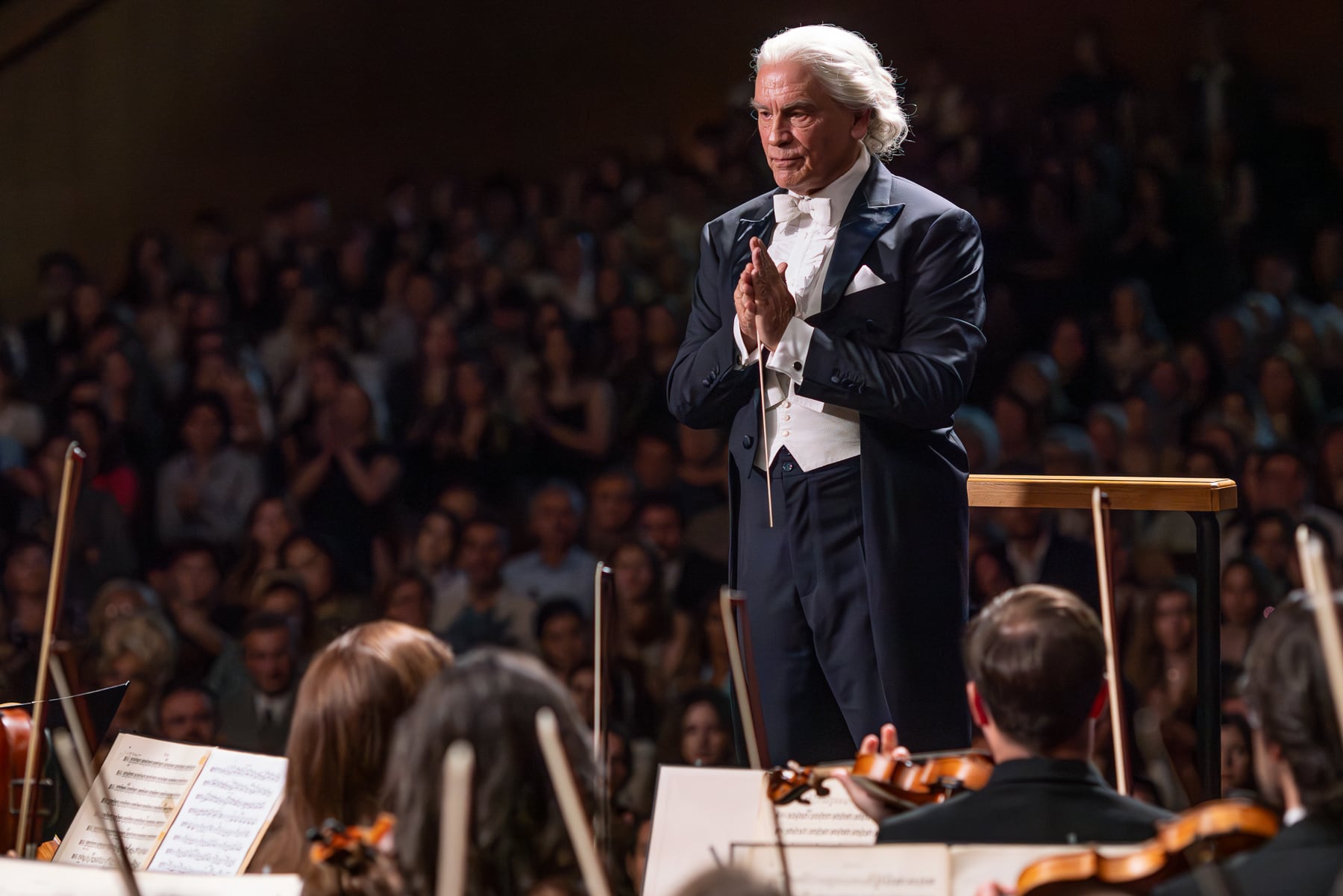 Celibidache, el director de orquesta que odiaba los micrófonos, se reencarna en John Malkovich