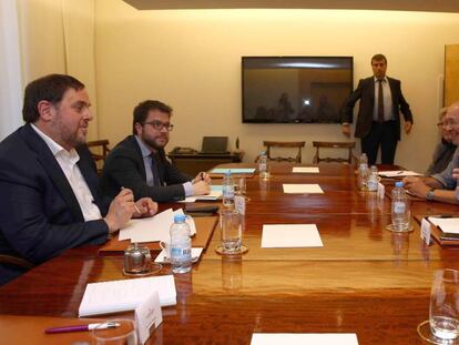 El vicepresident, Oriol Junqueras, en la reunió amb els secretaris generals de CCOO i UGT de Catalunya, Joan Carles Gallego i Camil Ros.