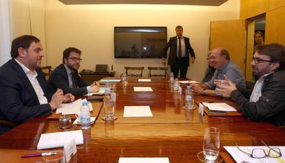 El vicepresidente, Oriol Junqueras, ayer en la reuni&oacute;n mantenida con los secretarios generales de CC OO y UGT de Catalu&ntilde;a, Joan Carles Gallego y Camil Ros.