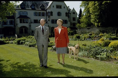 El Gran Duque Juan y la Gran Duquesa Josefina Charlotte, en una foto oficial con motivo de su 40º aniversario de su boda, en 1993.